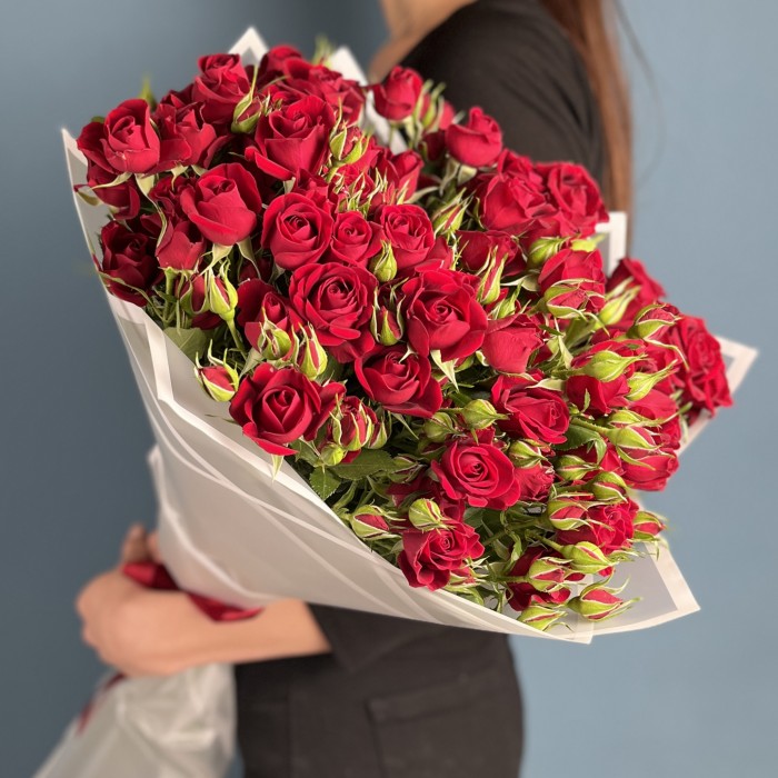 15 красных кустовых роз Рубикон 70 см